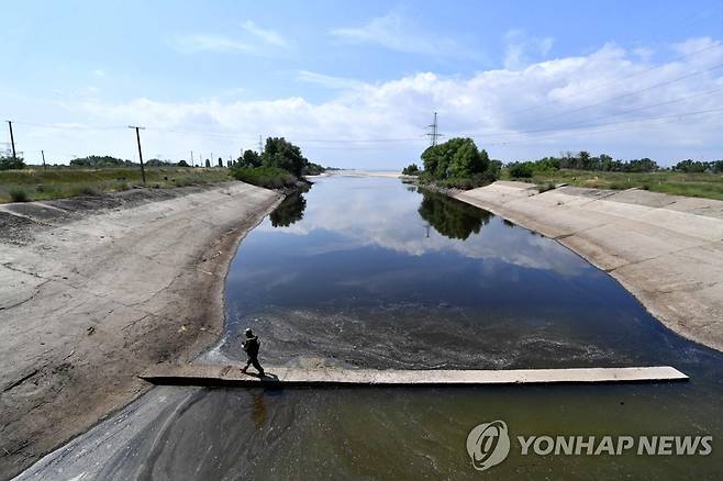 카호우카 댐 붕괴로 저수지 수위가 낮아지면서 지난 6월 15일(현지시간) 인근 자포리자 원전에서 원자로와 냉각수 연못을 잇는 수로의 수위가 낮아진 모습. 2023.7.2 [AFP=연합뉴스]