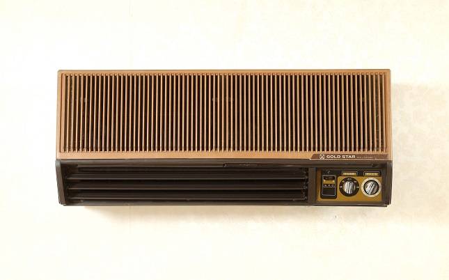 금성사(현 LG전자)가 1979년 국내 최초로 출시한 벽걸이 에어컨 'GA-100SP' 모델 / 사진=LG전자