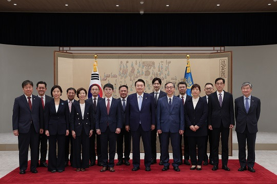 윤석열 대통령이 오늘(3일) 용산 대통령실 자유홀에서 장미란 등 신임 차관급 12명에게 임명장을 수여한 뒤 기념 촬영하는 모습. 사진=뉴스1