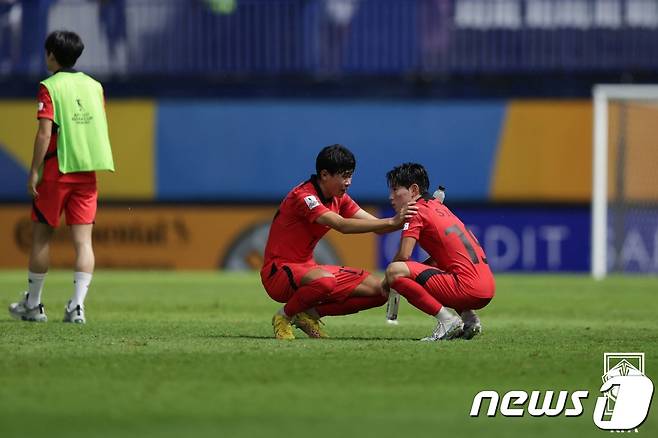 2일(현지시간) 태국 빠툼타니 스타디움에서 열린 아시아축구연맹(AFC) U-17 아시안컵 결승전 대한민국과 일본의 경기를 마치고 박승수 선수(왼쪽)이 김성주 선수를 다독이고 있다. 대표팀은 일본에게 0대3으로 패배했다. (대한축구협회 제공)2023.7.2/뉴스1 ⓒ News1 박세연 기자