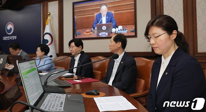 장미란 문화체육관광부 2차관이 3일 오전 서울 종로구 세종대로 정부서울청사에서 열린 국무회의에서 추경호 경제부총리 겸 기획재정부 장관의 모두 발언을 듣고 있다. 2023.7.3/뉴스1 ⓒ News1 김명섭 기자