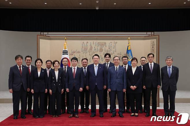 윤석열 대통령이 3일 용산 대통령실 자유홀에서 장미란 문화체육관광부 2차관 등 신임 차관들에게 임명장을 수여한 뒤 기념 촬영하고 있다. (대통령실 제공) 2023.7.3/뉴스1 ⓒ News1 안은나 기자