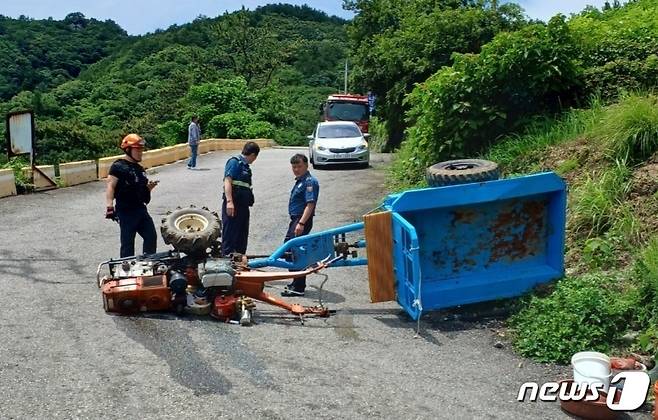 3일 낮 12시39분쯤 전남 여수시 돌산읍 한 농로에서 경운기가 전복돼 경찰과 소방당국이 현장 수습을 하고 있다.(여수소방서 제공)2023.7.3/뉴스1