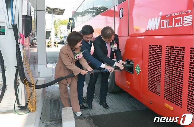 '인천 수소생산기지 준공식 및 수소버스 인도식'에서 참석자들과 수소버스를 충전하고 있는 모습. (산업통상자원부 제공) 2023.4.18/뉴스1