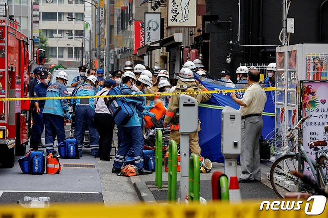 (서울=뉴스1) 권진영 기자 = 일본 도쿄도(都) 하마구(区) 신바시의 한 건물에서 3일 오후 3시 넘어 폭발 및 화재가 발생해 최소 4명이 다친 가운데 부상자들이 이송되고 있다. 2023.07.03 ⓒ 로이터=뉴스1 ⓒ News1 최종일 기자