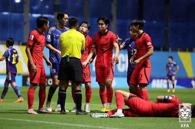U-17 축구대표팀 선수들이 2일 태국 빠툼타니 스타디움에서 열린 대회 결승전 일본과 경기에서 태국인 주심에게 항의하고 있다. 제공 | 대한축구협회