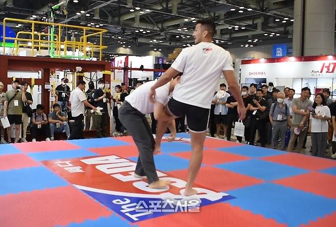 UFC 밴텀급 파이터 강경호가 3일 경기도 고양시 일산 킨텍스 제2전시장에서 열린 2023 국제안전보건전시회 ‘쎄다 격투기 시연회’에서 일반인의 싱글렉 테이크다운을 버티고 있다. 사진=김태형기자 tha93@sportsseoul.com