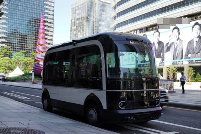 현대차그룹의 자율주행 계열사 '포티투닷'이 서울 청계천 일대에서 운영하고 있는 무인 자율주행 버스 'aDRT'의 모습. /포티투닷