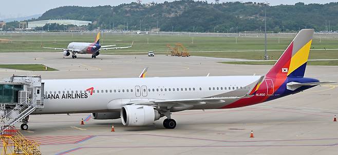 인천국제공항 제1터미널에 세워져 있는 아시아나항공 여객기./뉴스1