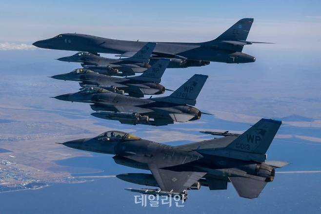 미국 공군의 B-1B 전략폭격기가 한반도에 전개된 가운데 한미 연합공중훈련이 실시되는 모습(자료사진) ⓒ합동참모본부