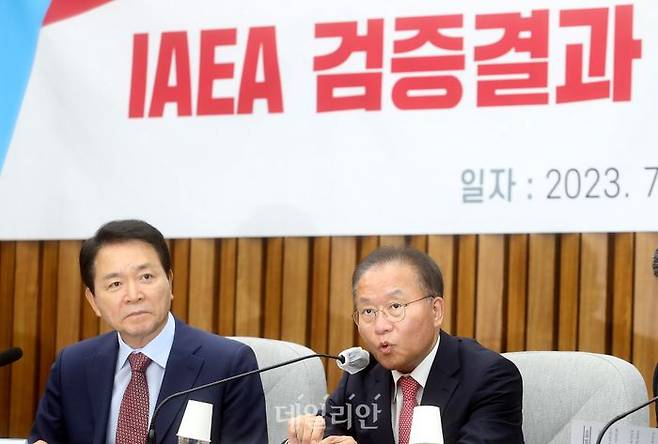 윤재옥 국민의힘 원내대표가 3일 오후 국회에서 열린 IAEA 검증결과 보고 후속대책 간담회에서 발언을 하고 있다. 왼쪽은 성일종 우리바다지키기 검증 TF위원장 ⓒ데일리안 박항구 기자