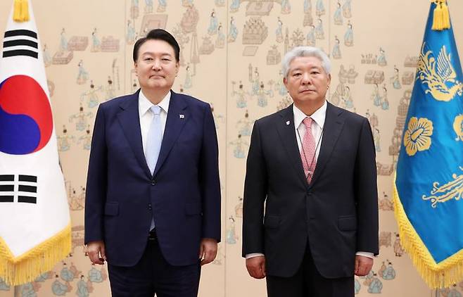 윤석열 대통령이 3일 오전 서울 용산 대통령실 청사에서 김홍일 국민권익위원회 위원장에게 임명장을 수여한 뒤 기념촬영을 하고 있다. ⓒ뉴시스