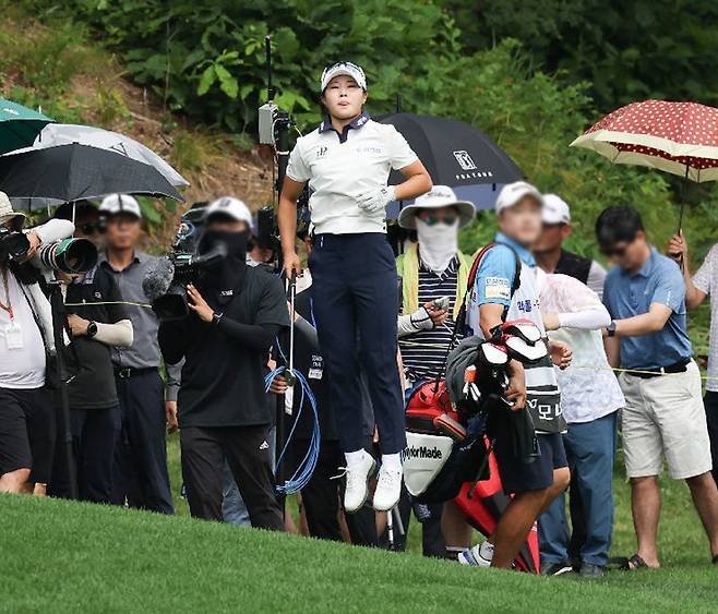 고지우가 2일 한국여자프로골프(KLPGA)투어 맥콜·모나 용평오픈 최종 3라운드 18번홀(파5)에서 세 번째 샷을 친 뒤 폴짝 
뛰어올라 공이 떨어지는 곳을 확인하고 있다. 2라운드까지 선두에게 4타 뒤진 6위였던 고지우는 이날 7타를 줄이며 데뷔 후 첫 
우승을 차지했다. KLPGA 제공