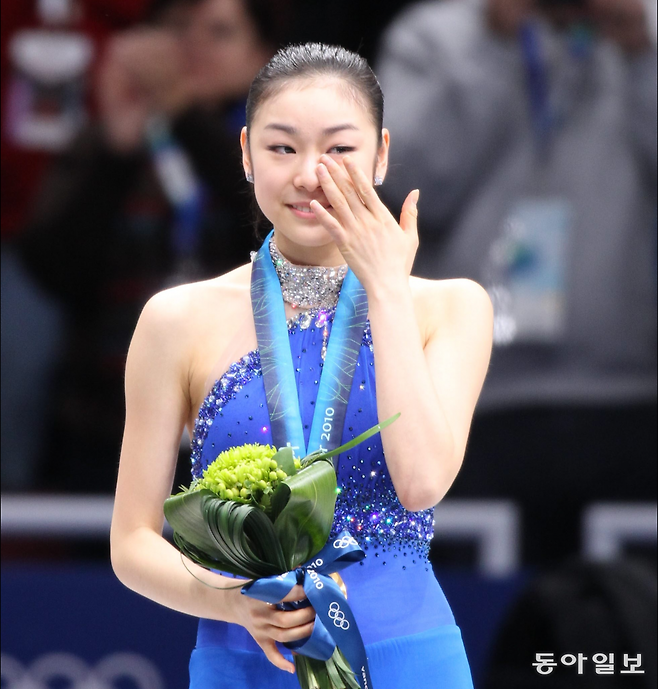 2010년 밴쿠버 겨울올림픽에서 금메달을 딴 김연아 선수가 시상대에서 기쁨의 눈물을 흘리고 있다. 동아일보 DB