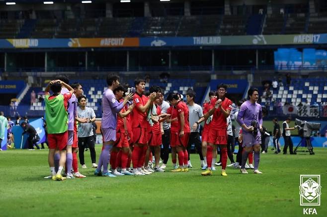 한국, U-17 아시안컵 준우승 (서울=연합뉴스) 2일(현지시간) 태국 빠툼타니 스타디움에서 열린 아시아축구연맹(AFC) 17세 이하(U-17) 아시안컵 결승전 대한민국과 일본의 경기가 끝난 뒤 준우승을 차지한 대표팀 선수들이 팬들을 향해 인사하고 있다. 2023.7.2 [대한축구협회 제공. 재판매 및 DB 금지] photo@yna.co.kr (끝)