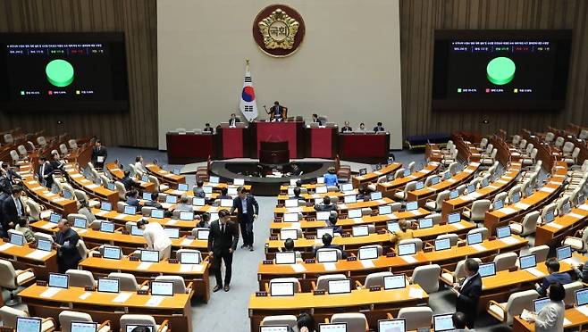 지난달 30일 오후 국회에서 열린 제407회 국회(임시회) 제7차 본회의에서 후쿠시마 오염수 방류 계획 철회 및 수산물 안전성과 어업인 보호 대책 마련 촉구 결의안에 대한 수정안이 재석 172인, 찬성 171인으로 가결되고 있다. 뉴시스