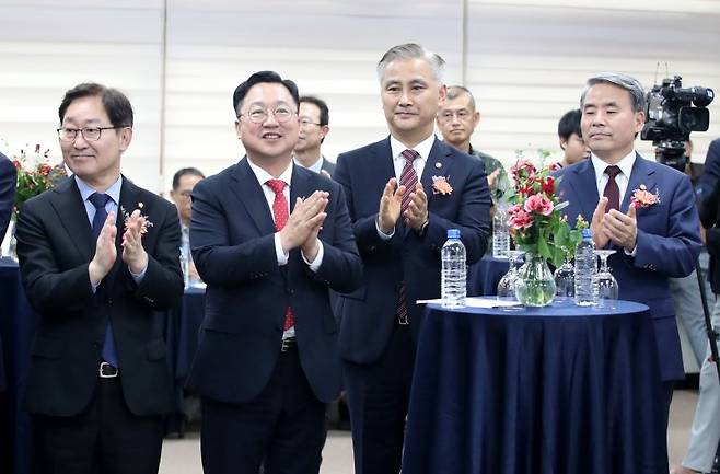 3일 대전 유성구 방위사업청 대전청사에서 열린 부분 이전 완료에 따른 현판식 행사에서 이장우 대전시장(오른쪽 2번째)과 박범계 더불어민주당 국회의원(맨 왼쪽)이 참석해 있다. 왼쪽부터 박 의원, 이 시장, 엄동환 방위사업청장, 이종섭 국방부장관.  뉴스1