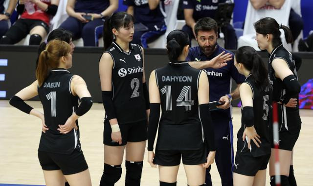 2일 경기 서수원칠보체육관에서 열린 2023 국제배구연맹(FIVB) 발리볼내셔널리그(VNL) 3주 차 대한민국과 폴란드의 경기에서 세자르 에르난데스 곤잘레스 한국대표팀 감독이 선수들에게 지시를 내리고 있다. 수원=뉴스1