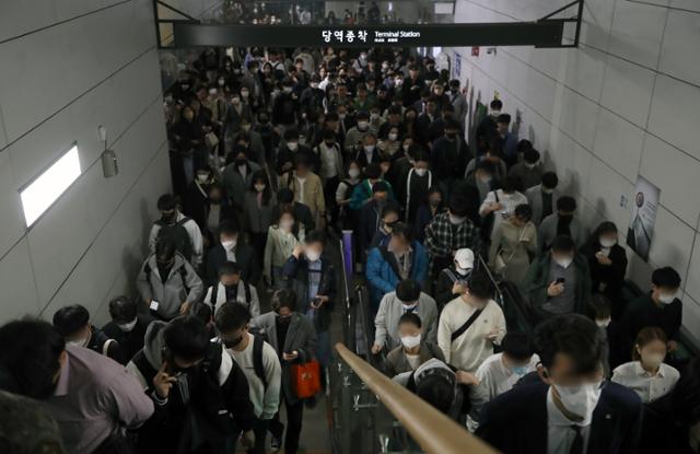 지난 4월 김포골드라인을 이용하는 시민들이 김포공항역에서 하차하고 있다. 뉴스1