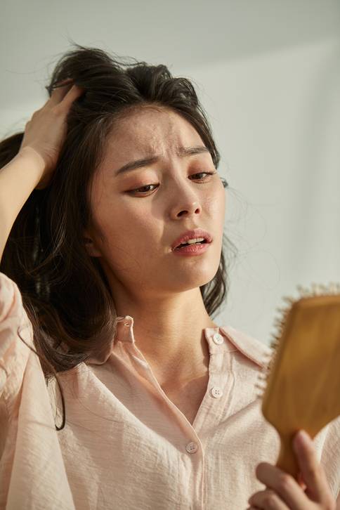 모발이 얇고 푸석하며, 손발톱이 약해 자주 부러진다면 비오틴 결핍을 의심해볼 수 있다. /게티이미지뱅크