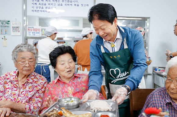 이병환 성주군수가 3일 관운사 무료급식 봉사활동을 펼치고 있다. [사진=성주군]