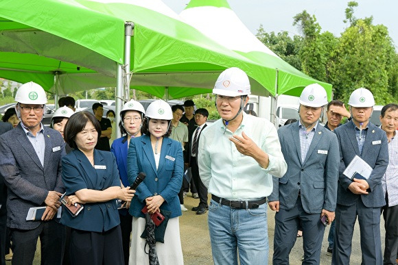 노관규 순천시장(오른쪽 세번째)이 환화에어로스페이스 단 조립장 설립부지를 살펴보고 있다 [사진=순천시]