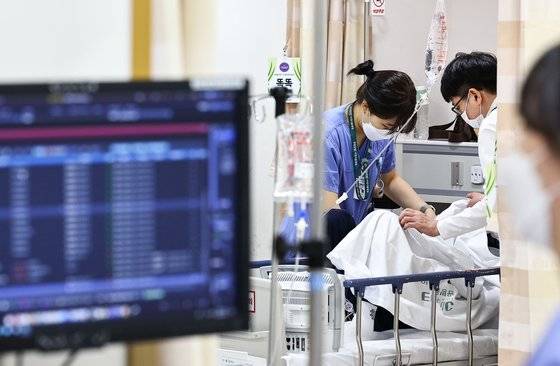 지난달 10일 서울의 한 대형병원 응급실에서 의료진들이 분주하게 환자를 보고 있다. 김종호 기자