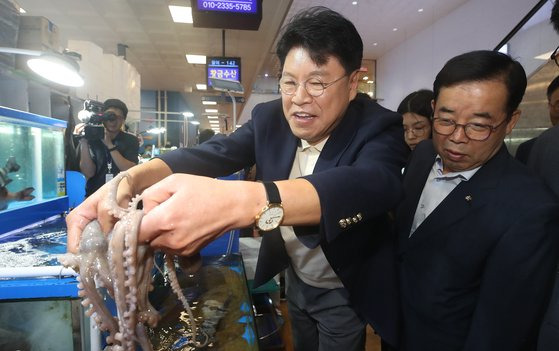 장제원 국회 과학기술정보방송통신위원회 위원장이 3일 오전 서울 동작구 노량진수산물도매시장에서 낙지를 들어보이고 있다. 뉴스1