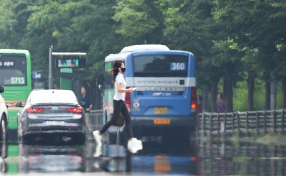 지난달 폭염주의보가 발령된 서울 영등포구 여의대로 일대에 아지랑이가 피어오르고 있다. 김종호 기자