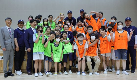 윤석열 대통령이 3일 경기 팔달구 수원초등학교에서 열린 늘봄학교를 현장 방문한 가운데 간이야구 수업을 마친 뒤 아이들과 기념촬영을 하고 있다. 대통령실사진기자단