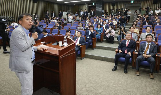 민경우 대안연대 대표가 3일 국회에서 열린 국민의힘 의원총회에서 ‘야당의 후쿠시마 오염수 괴담·선동’을 주제로 강연하고 있다. 뉴스1