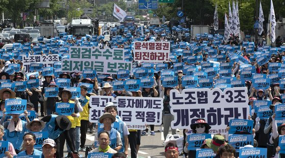 전국서비스산업연맹노동조합과 전국민주노동조합 총연맹 조합원들이 3일 서울 중구 세종대로에서 열린 민주노총 총파업 대회에서 구호를 외치고 있다. 뉴시스