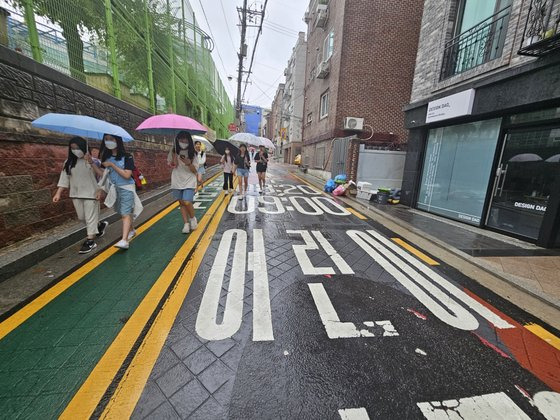 서울 광진구 광진초등학교에서 학생들이 하교 중이다. 광진초등학교는 등하교 시간에 일방통행 구역으로 지정된다. 신혜연 기자.