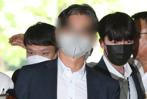 더불어민주당 전당대회 '돈봉투' 의혹의 핵심 피의자로 지목된 송영길 전 대표의 전직 보좌관 박용수씨가 3일 서울 서초구 서울중앙지방법원에서 열린 구속 전 피의자심문(영장실질심사)에 출석하고 있다. 뉴스1