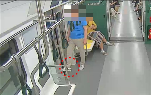 지난 6월 서울지하철 2호선 열차 내에서 취객이 출입문에 발을 끼워 문이 닫히지 못하게 막고 있다. 서울교통공사 제공