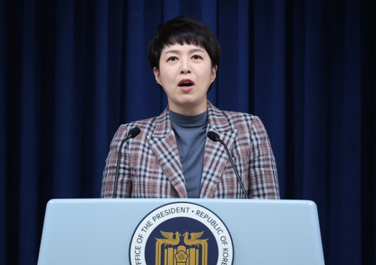 Kim Eun-hye, senior secretary for public relations in the Office of the President, gives a briefing on President Yoon Suk-yeol’s instructions concerning the appointments in the Ministry of Unification in the Office of the President in Yongsan, Seoul on July 2.