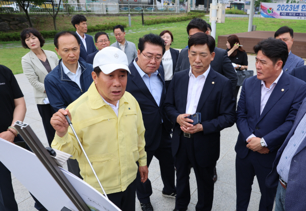 나동연 시장이 주진동 회야강 르네상스 프로젝트 사업 현장에서 현장행정을 진행하고 있다. 양산시 제공