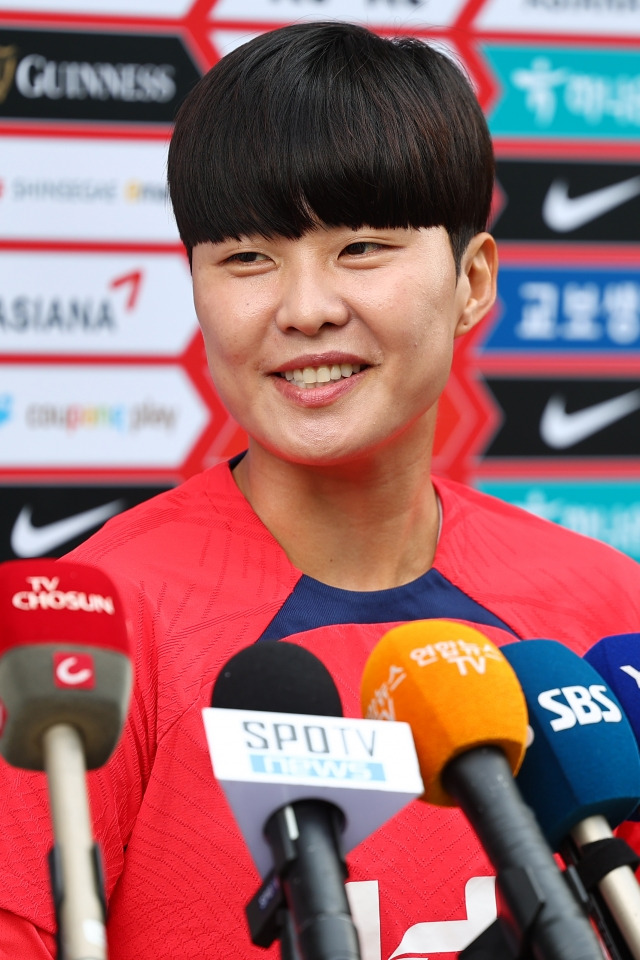 여자 축구대표팀 지소연이 3일 경기도 파주 축구대표팀 트레이닝센터(NFC)에서 팀 훈련에 앞서 취재진의 질문에 답하며 밝은 표정을 짓고 있다. 연합뉴스