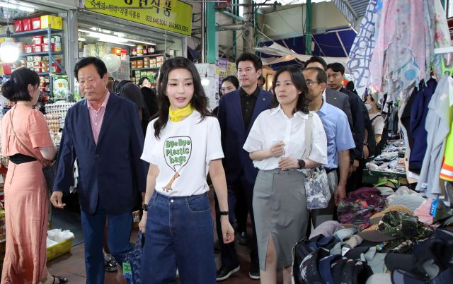 김건희 여사가 3일 오후 강원도 강릉시 중앙·성남시장을 방문해 상가를 둘러보고 있다. [대통령실통신사진기자단]