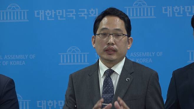 ▲최대집 전 대한의사협회장이 3일 오전 국회 소통관에서 정당을 초월해 구성된 인사들의 일본 핵오염수 방출 반대 기자회견을 연 뒤 백브리핑에서 일부 핵공학자등의 핵오염수의 안전성 주장에 대해 반박하고 있다. 사진=미디어오늘 영상 갈무리