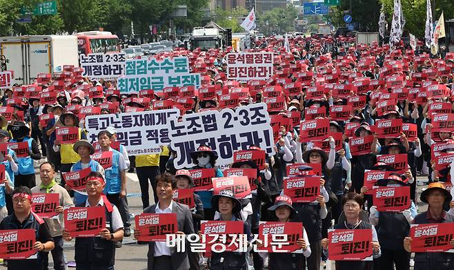 민노총이 2주간의 총파업에 돌입한 가운데 총파업 첫 날인 3일  택배기사, 가전제품 수리기사 등 특수고용 노동자들이 광화문인근에서 파업에 동참하고 있다. [이승환 기자]