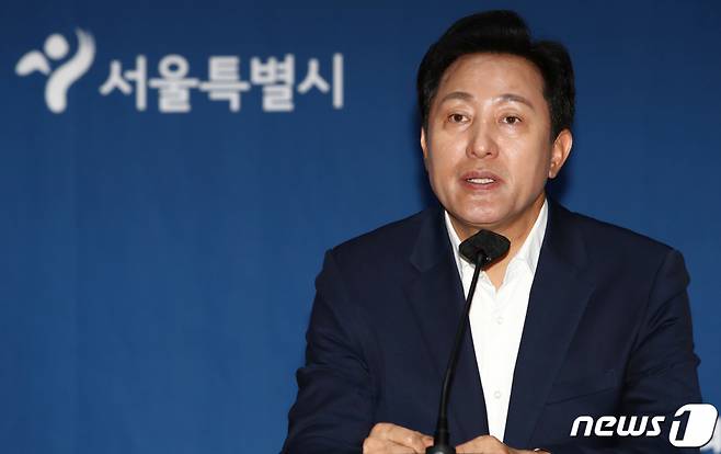 (서울=뉴스1) 김민지 기자 = 오세훈 서울시장이 3일 서울 중구 서울시청에서 열린 취임 1주년 기자간담회에서 성과 및 향후 시정 운영방향에 대해 발언하고 있다. 2023.7.3/뉴스1 Copyright (C) 뉴스1. All rights reserved. 무단 전재 및 재배포 금지.