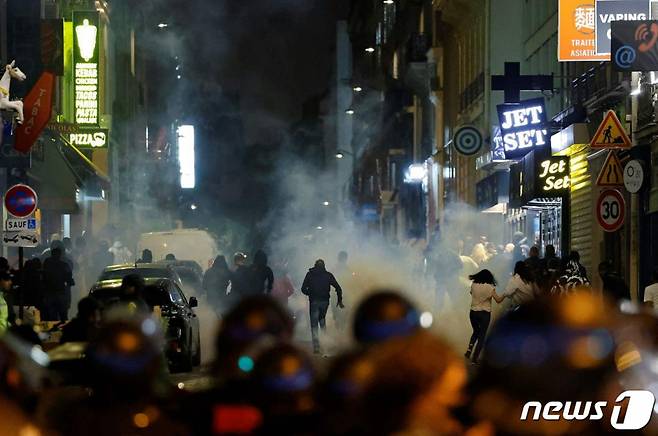 (AFP=뉴스1) 정윤영 기자 = 프랑스 파리에서 시위대가 폭동을 일으키고 있다. 2023.07.02.  ⓒ AFP=뉴스1  Copyright (C) 뉴스1. All rights reserved. 무단 전재 및 재배포 금지.