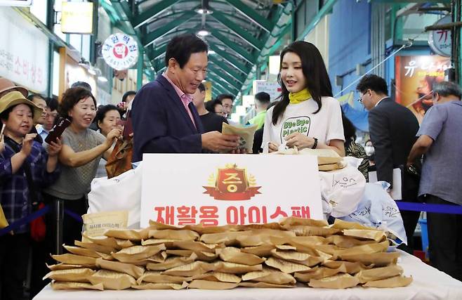 윤석열 대통령 부인 김건희 여사가 3일 오후 강원도 강릉 중앙·성남시장을 방문해 재사용 아이스팩을 최영철 상인회장에게 전달하고 있다. /사진=뉴시스