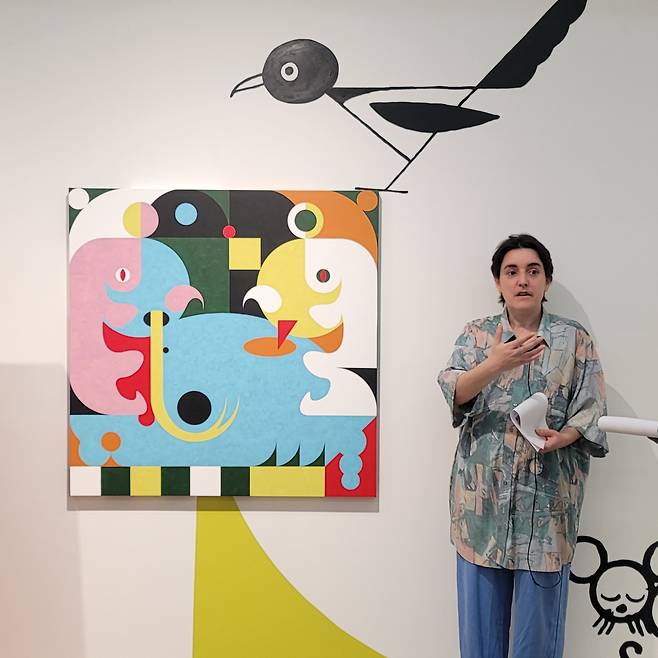 MAGIC Dust 앞에 선 애드 미놀리티 작가. 페레즈 프로젝트 서울 전시. 2023 [이한빛 기자]