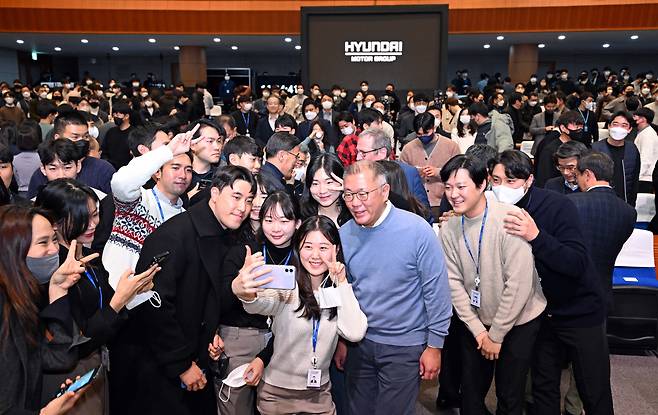 정의선 현대자동차그룹 회장이 지난 1월 현대차·기아 남양연구소에서 타운홀 미팅 방식으로 열린 신년회에서 직원들과 셀카를 찍고 있는 모습. [현대자동차그룹 제공]