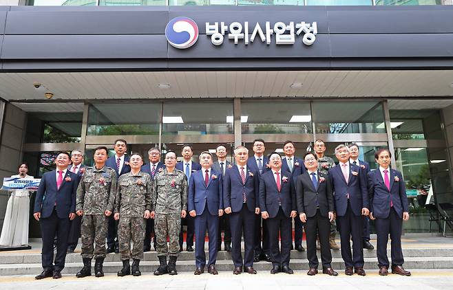 3일 오후 대전시 서구 월평동 옛 마사회 건물에서 방위사업청 대전청사 현판식이 열리고 있다. [연합]