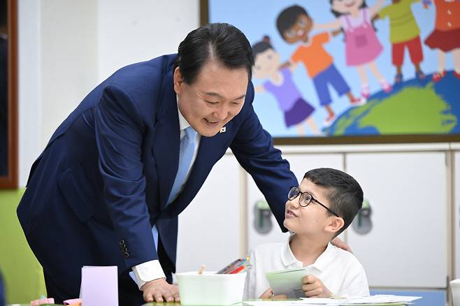 윤석열 대통령이 방과후 돌봄·교육 프로그램인 '늘봄학교' 참관을 위해 3일 경기도 수원초등학교를 방문, 이주배경 학생들의 한국어 수업을 참관하고 있다. [연합]