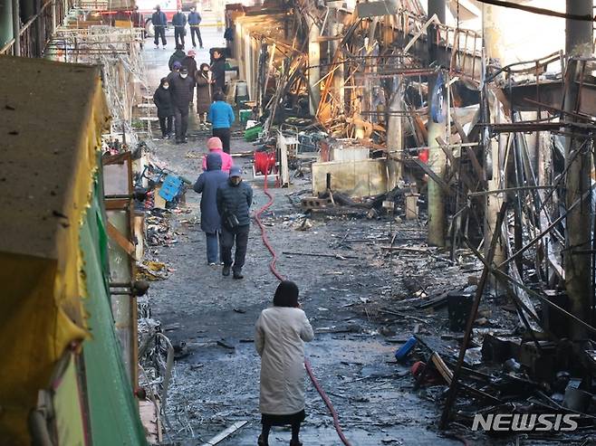 [인천=뉴시스] 지난 3월5일 오전 인천 동구 현대시장 점포들이 전날 발생한 화재로 인해 시장 내부 212개 점포 가운데 55개 점포가 불에 탔다. 2023.03.05. dy0121@newsis.com