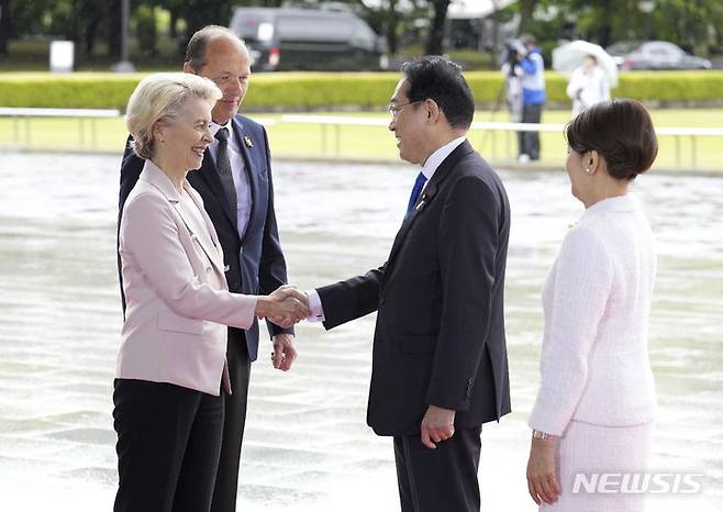 [히로시마(일본)=AP/뉴시스]유럽연합(EU)과 일본이 안보 협력을 격상할 전망이다. 전략대화 협의 틀을 새롭게 창설해 해양 안보, 사이버 공격, 반도체 협력 등 대응을 강화한다고 일본 언론은 3일 보도했다. 사진은 지난 5월 19일 일본 히로시마에서 열린 주요 7개국(G7) 정상회의에 참석한 우르줄라 폰데어라이엔 EU 집행위원장(왼쪽)이 기시다 후미오 일본 총리와 악수하고 있는 모습. 2023.07.03.